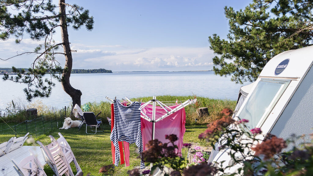 Udsigt fra en plads på camoingpladsen
