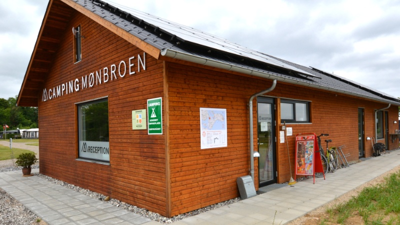 The reception / farmshop on Camping Mønbroen